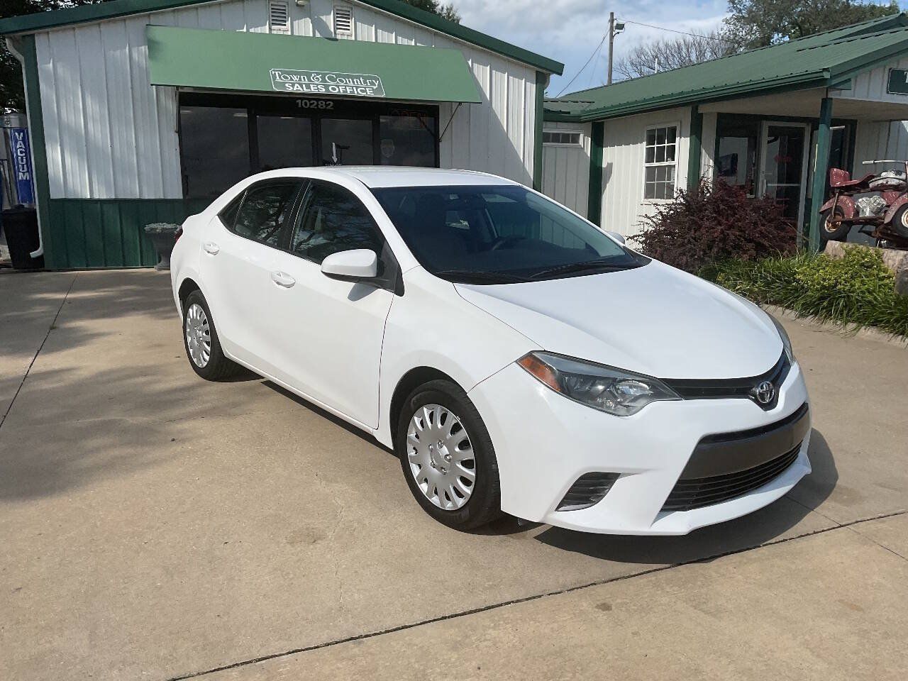 Used 2016 Toyota Corolla LE FWD image 3