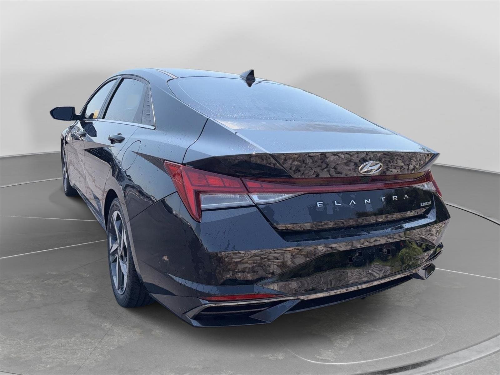 Used 2022 Hyundai Elantra Limited w/ Cargo Package FWD image 3