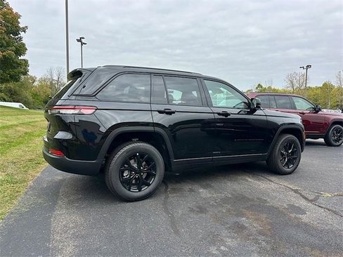 New 2025 Jeep Grand Cherokee Altitude image 9