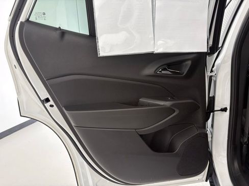 Certified 2025 Chevrolet Trax RS FWD image 28