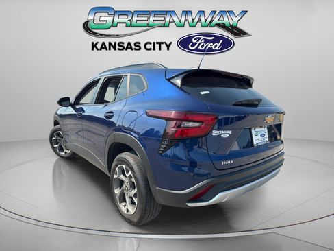 Used 2024 Chevrolet Trax LT w/ Sunroof Package FWD image 5