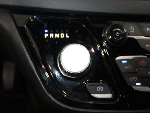 Used 2025 Chrysler Pacifica Select FWD image 29