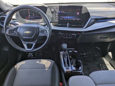Used 2025 Chevrolet Trax LT w/ LT Convenience Package FWD image 26