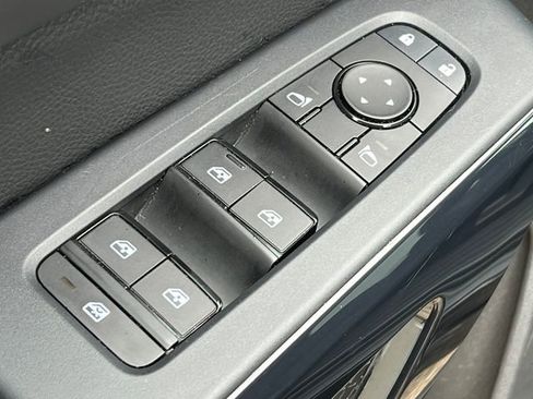 Used 2024 Nissan Pathfinder SV AWD/4WD image 16