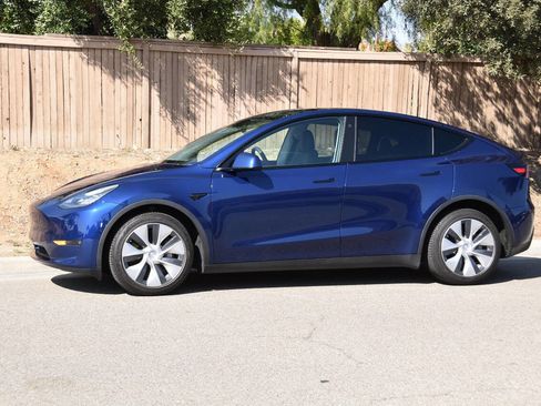 Used 2021 Tesla Model Y Long Range AWD/4WD image 35