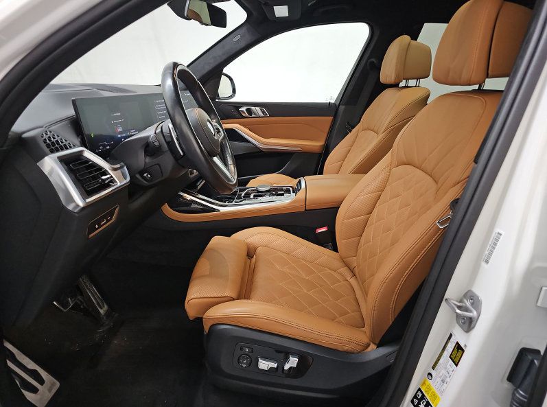 Used 2024 BMW X7 xDrive40i w/ M Sport Package AWD/4WD image 2