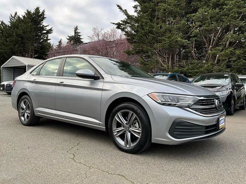 Certified 2023 Volkswagen Jetta SE w/ Panoramic Sunroof Package image 2