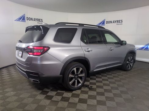 Certified 2023 Honda Pilot Touring image 9