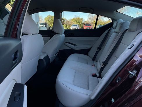 Used 2025 Nissan Altima 2.5 SV image 12