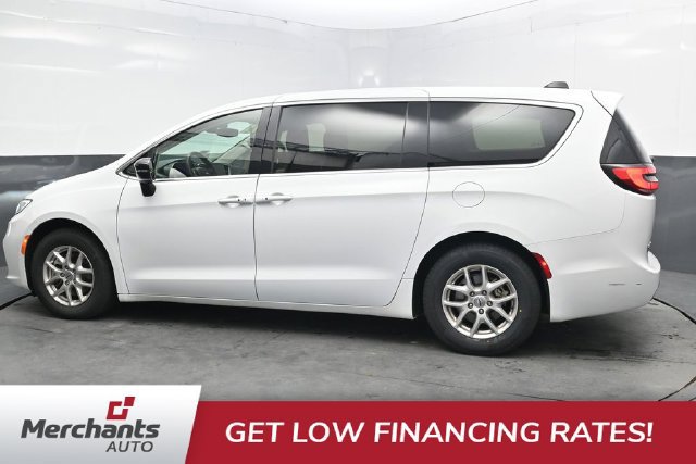 Used 2024 Chrysler Pacifica Touring-L FWD image 4