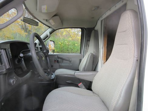 Used 2018 Chevrolet Express 3500 w/ Driver Convenience Package image 29