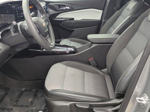 Used 2025 Chevrolet Trax LT image 13