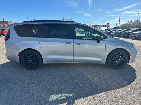 Used 2024 Chrysler Pacifica Touring-L w/ S Appearance Package image 7