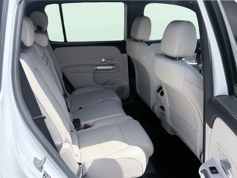 Used 2025 Mercedes-Benz GLB 250 image 37