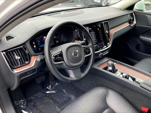 Used 2025 Volvo V60 B5 Cross Country Plus image 14