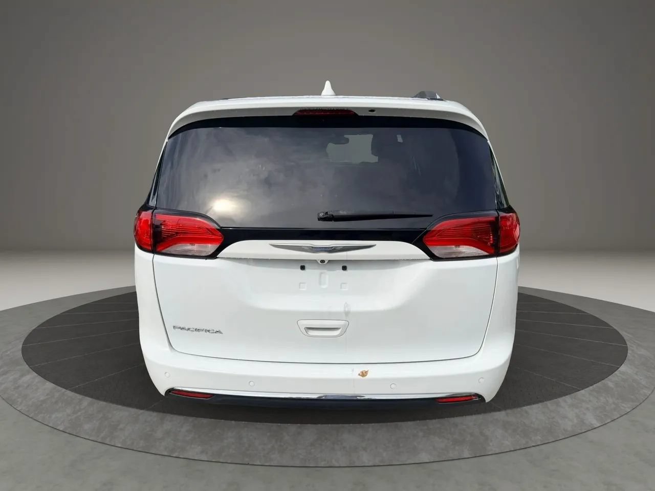 Used 2017 Chrysler Pacifica Touring-L Plus FWD image 4