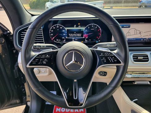 Used 2025 Mercedes-Benz GLS 450 4MATIC image 13