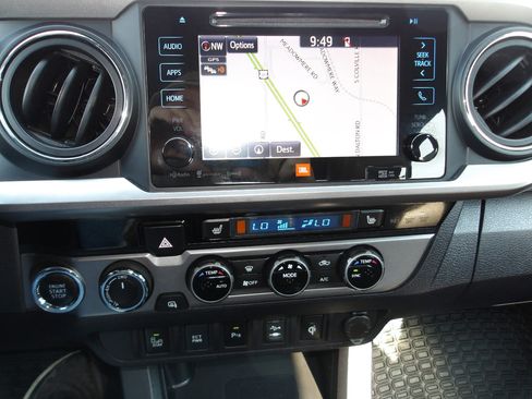 Used 2017 Toyota Tacoma Limited image 19