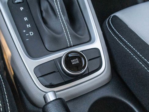 Used 2025 Hyundai Venue SEL image 23