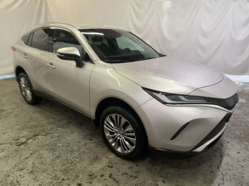 Used 2024 Toyota Venza XLE image 2