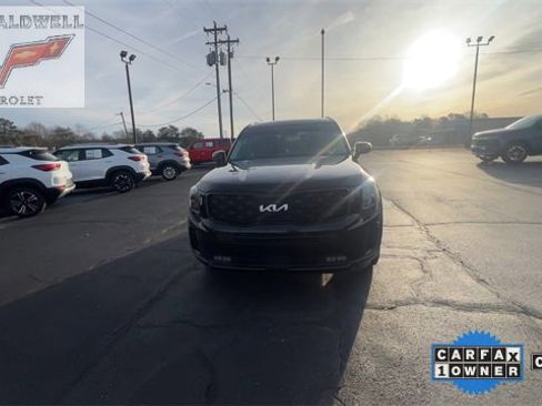 Used 2022 Kia Telluride SX w/ SX Prestige Package image 3