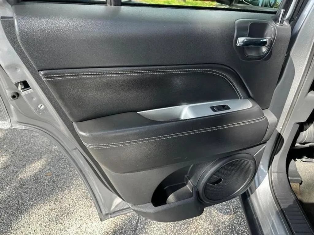 Used 2016 Jeep Compass Latitude FWD image 19