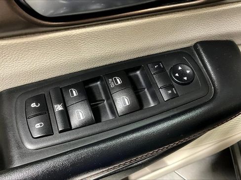 Used 2017 Chrysler Pacifica Touring image 40