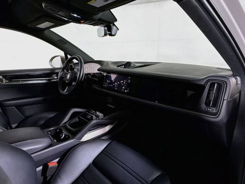 Certified 2025 Porsche Cayenne Turbo AWD/4WD image 17