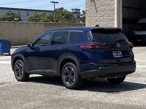Used 2024 Nissan Rogue SV AWD/4WD image 4