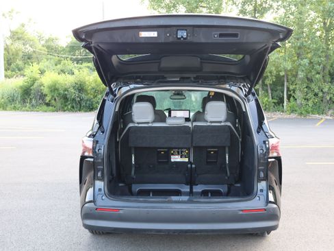 Used 2025 Toyota Sienna XLE FWD image 5