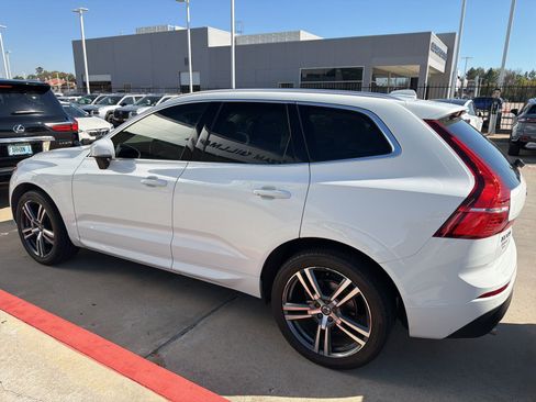 Used 2020 Volvo XC60 T5 Momentum image 2