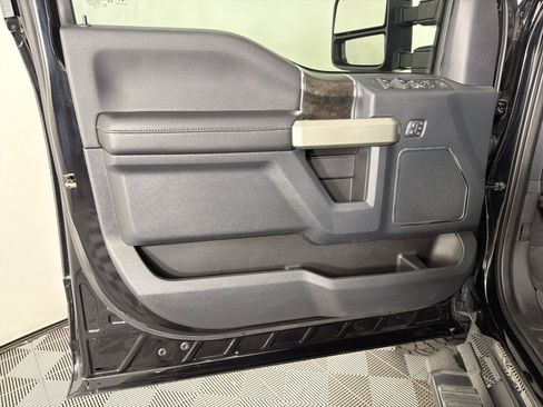 Used 2022 Ford F250 Lariat w/ Black Appearance Package AWD/4WD image 8