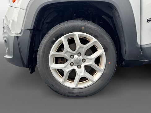 Used 2018 Jeep Renegade Latitude w/ Cold Weather Group AWD/4WD image 14