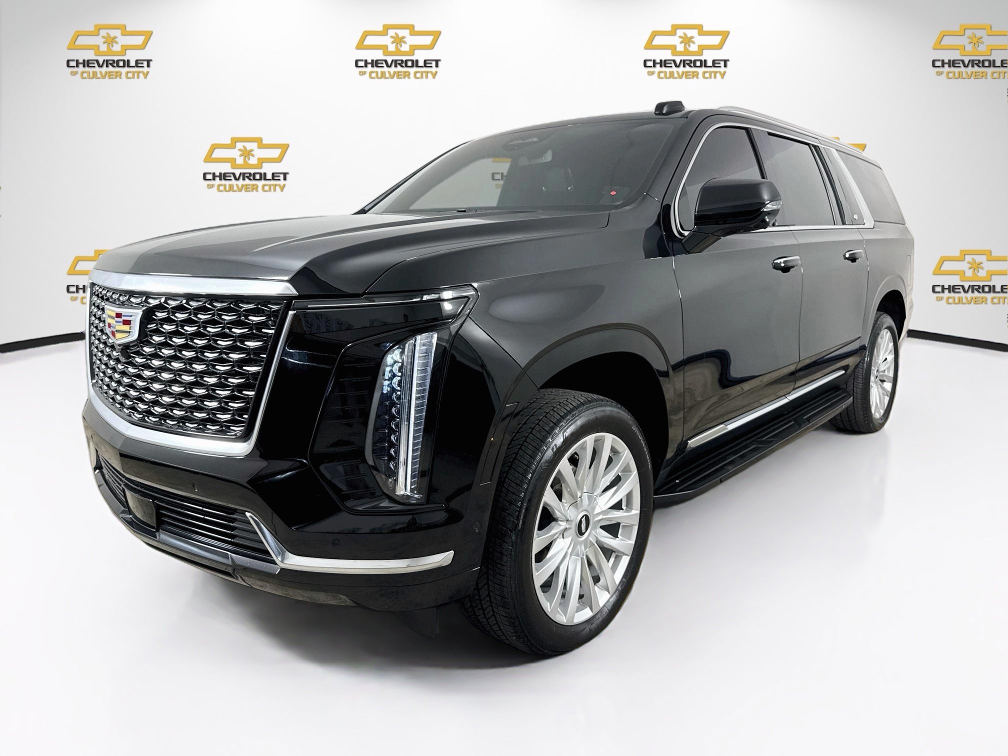 Used 2025 Cadillac Escalade ESV Luxury RWD image 3