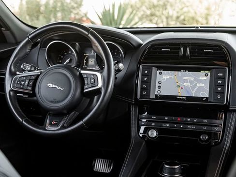 Used 2017 Jaguar F-PACE S AWD/4WD image 21