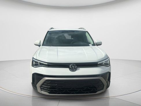 Used 2025 Volkswagen Taos SE w/ Panoramic Sunroof Package FWD image 9