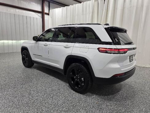 Used 2022 Jeep Grand Cherokee Altitude RWD image 8
