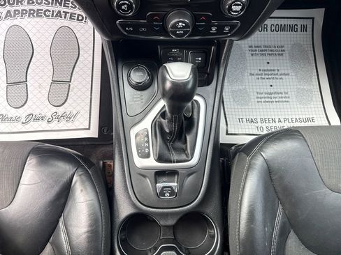 Used 2018 Jeep Cherokee Latitude Plus w/ Comfort/Convenience Group AWD/4WD image 19