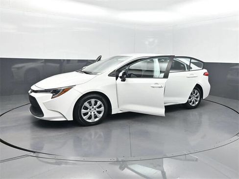 Used 2022 Toyota Corolla LE image 35