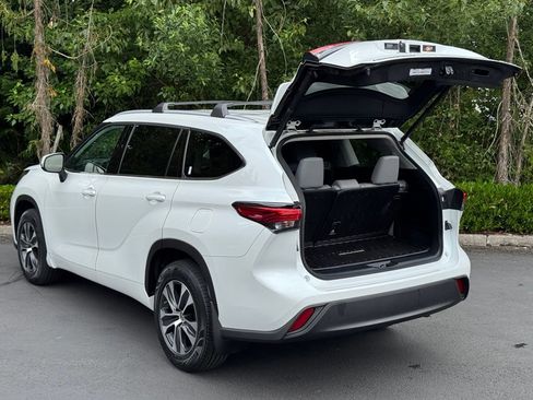 Used 2022 Toyota Highlander XLE AWD/4WD image 44