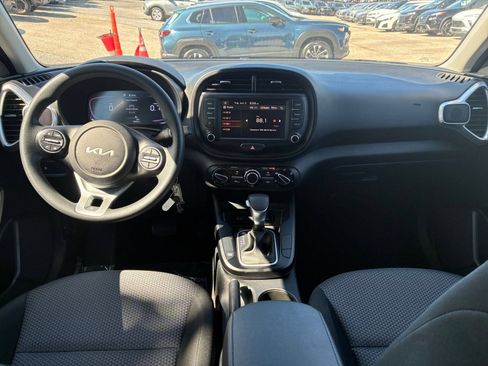 Used 2025 Kia Soul LX w/ LX Technology Package FWD image 23