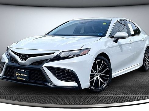 Used 2024 Toyota Camry SE FWD image 3