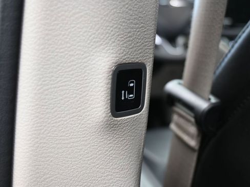 Used 2023 Chrysler Pacifica Touring-L image 36