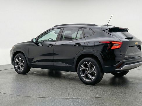 Used 2025 Chevrolet Trax LT w/ LT Convenience Package image 6