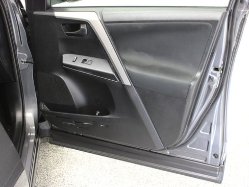 Used 2016 Toyota RAV4 LE AWD/4WD image 30