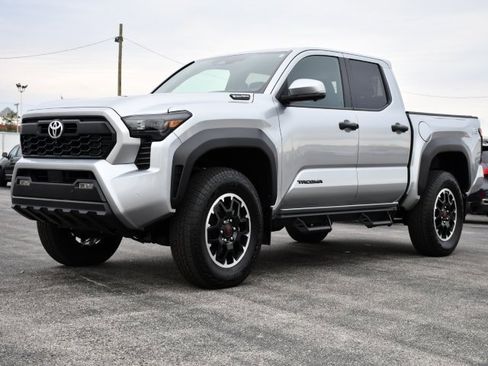 Used 2024 Toyota Tacoma TRD Off-Road w/ TRD Off Road Premium Package image 3