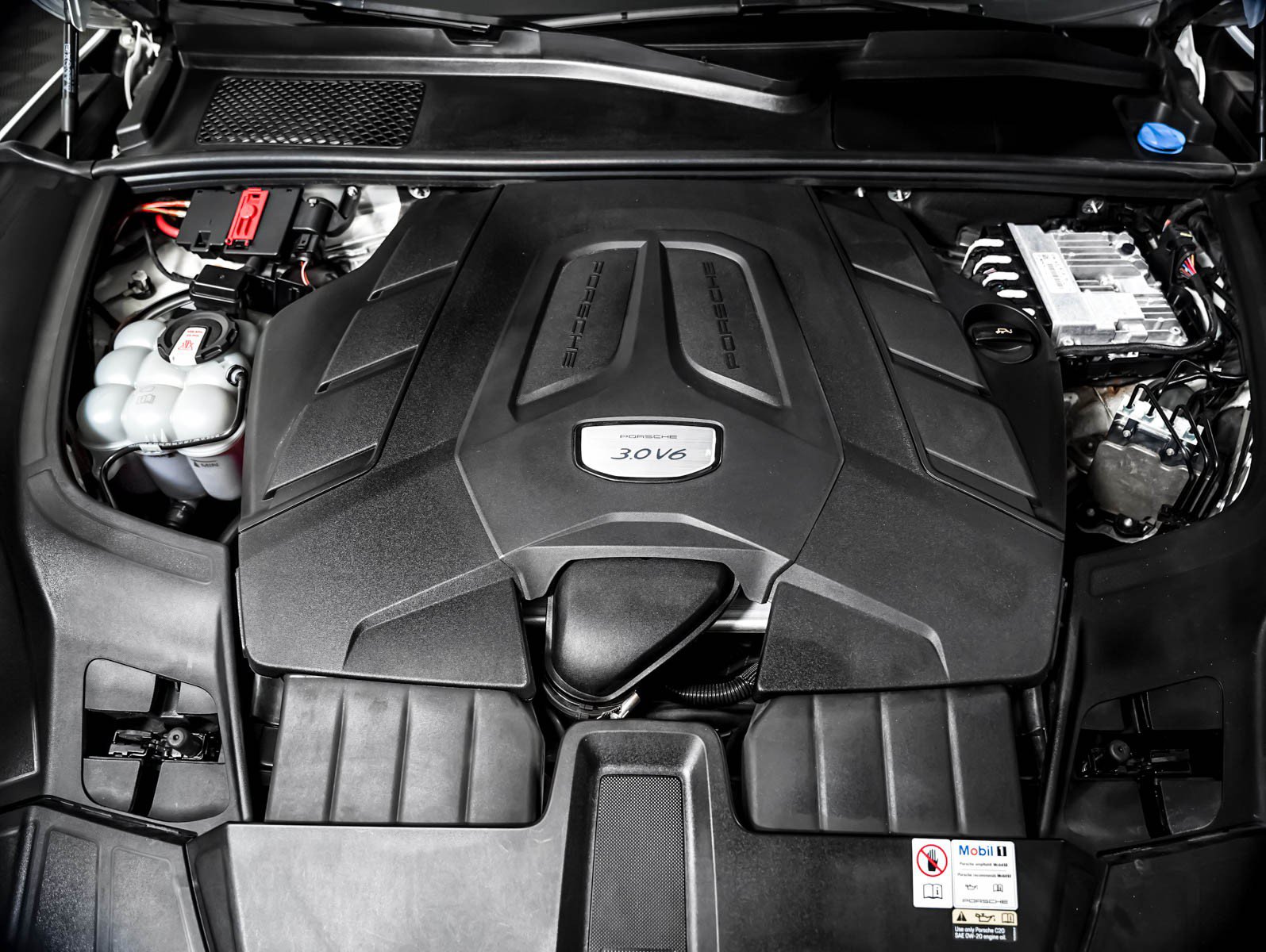 Certified 2023 Porsche Cayenne AWD/4WD image 12