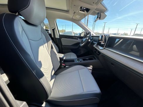New 2026 Volkswagen Tiguan SE FWD image 33