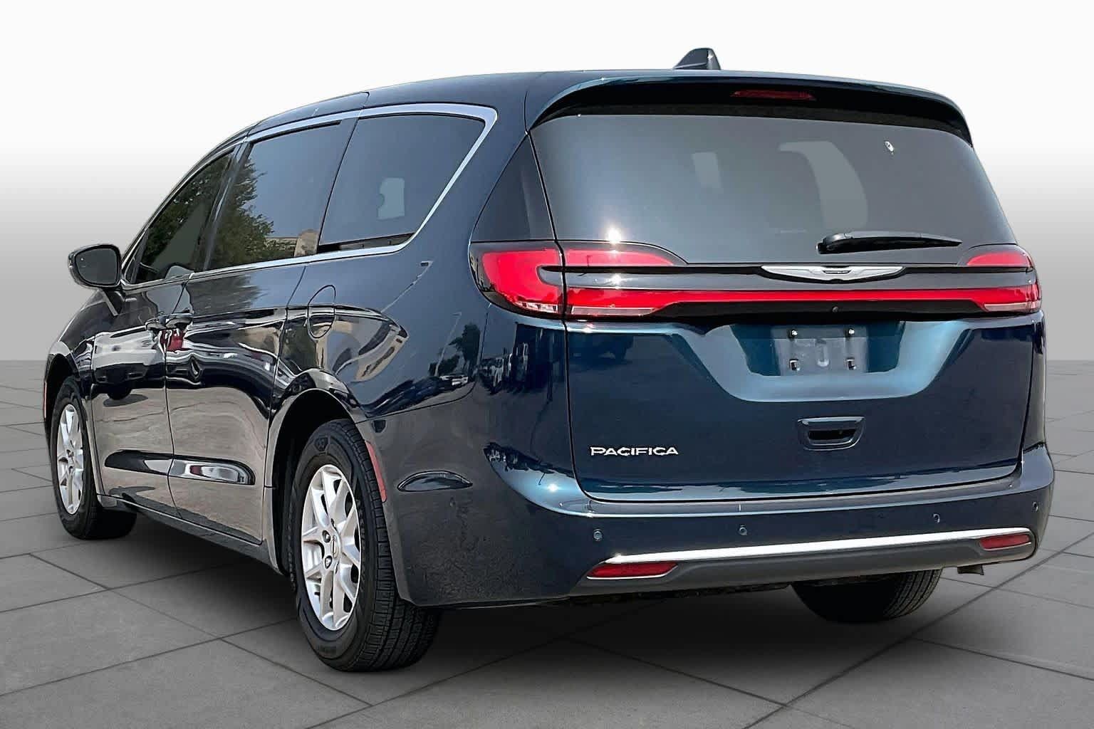 Used 2023 Chrysler Pacifica Touring-L FWD image 12
