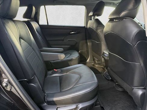 Used 2021 Toyota Highlander XLE image 20